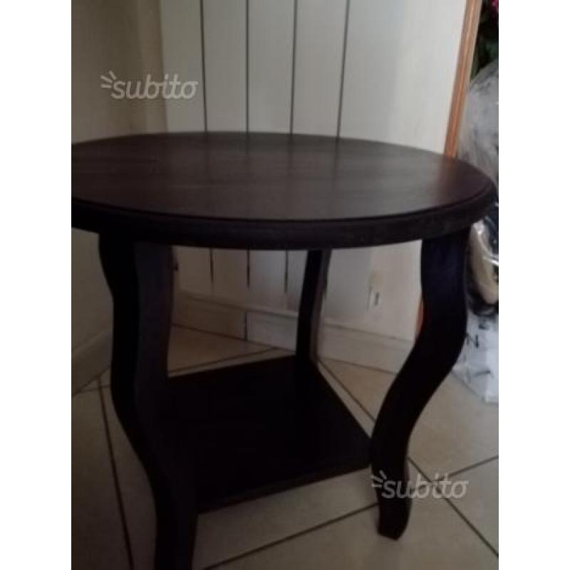 Tavolino di legno scuro