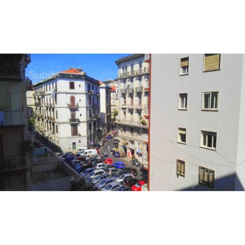 Piazza Carlo III - ampio appartamento