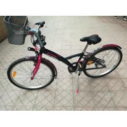 Bicicletta b-twin nera e rosa
