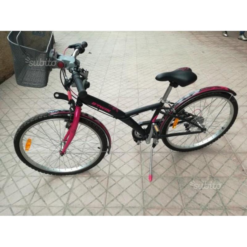 Bicicletta b-twin nera e rosa